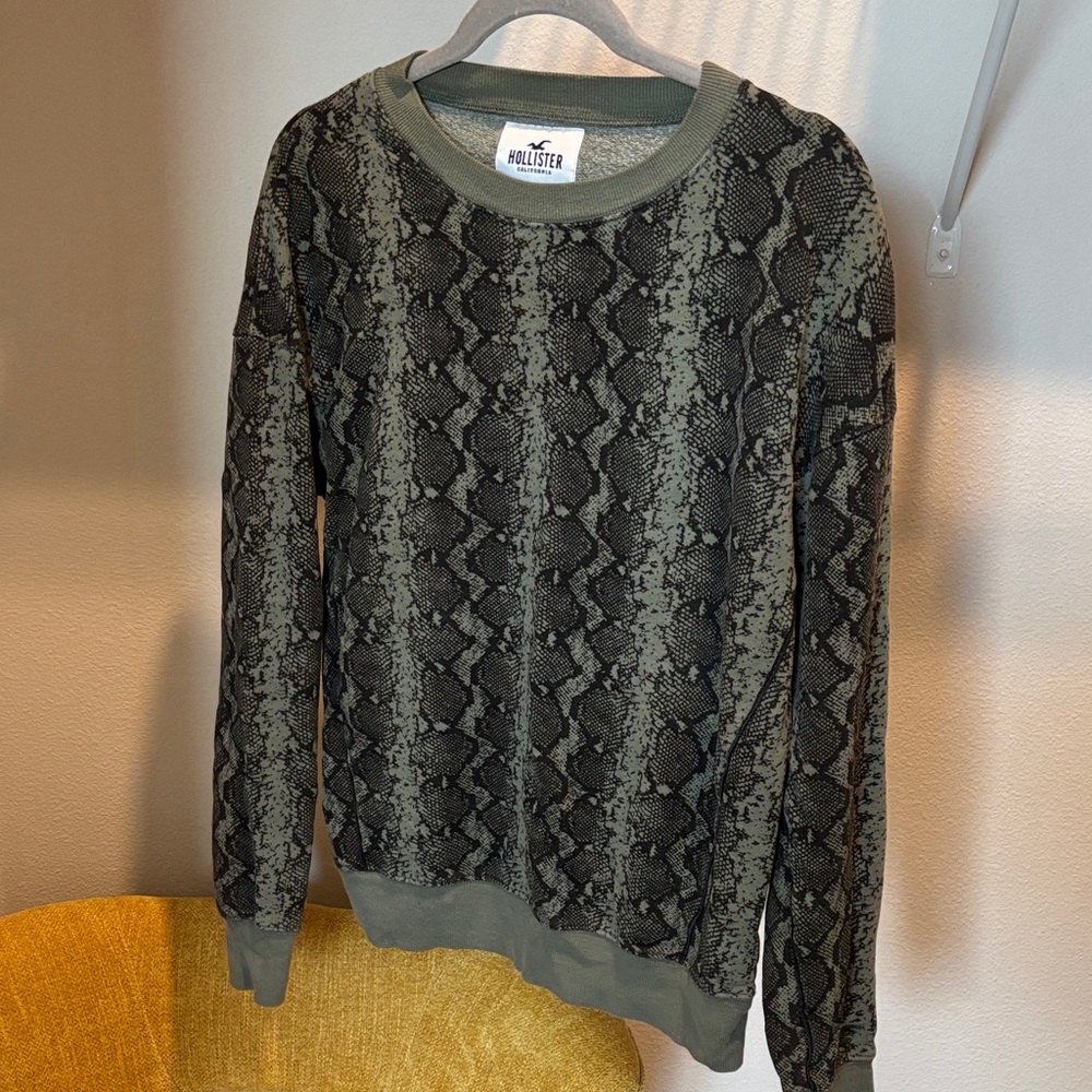 Hollister Black and Green Patterned Crewneck Sweater